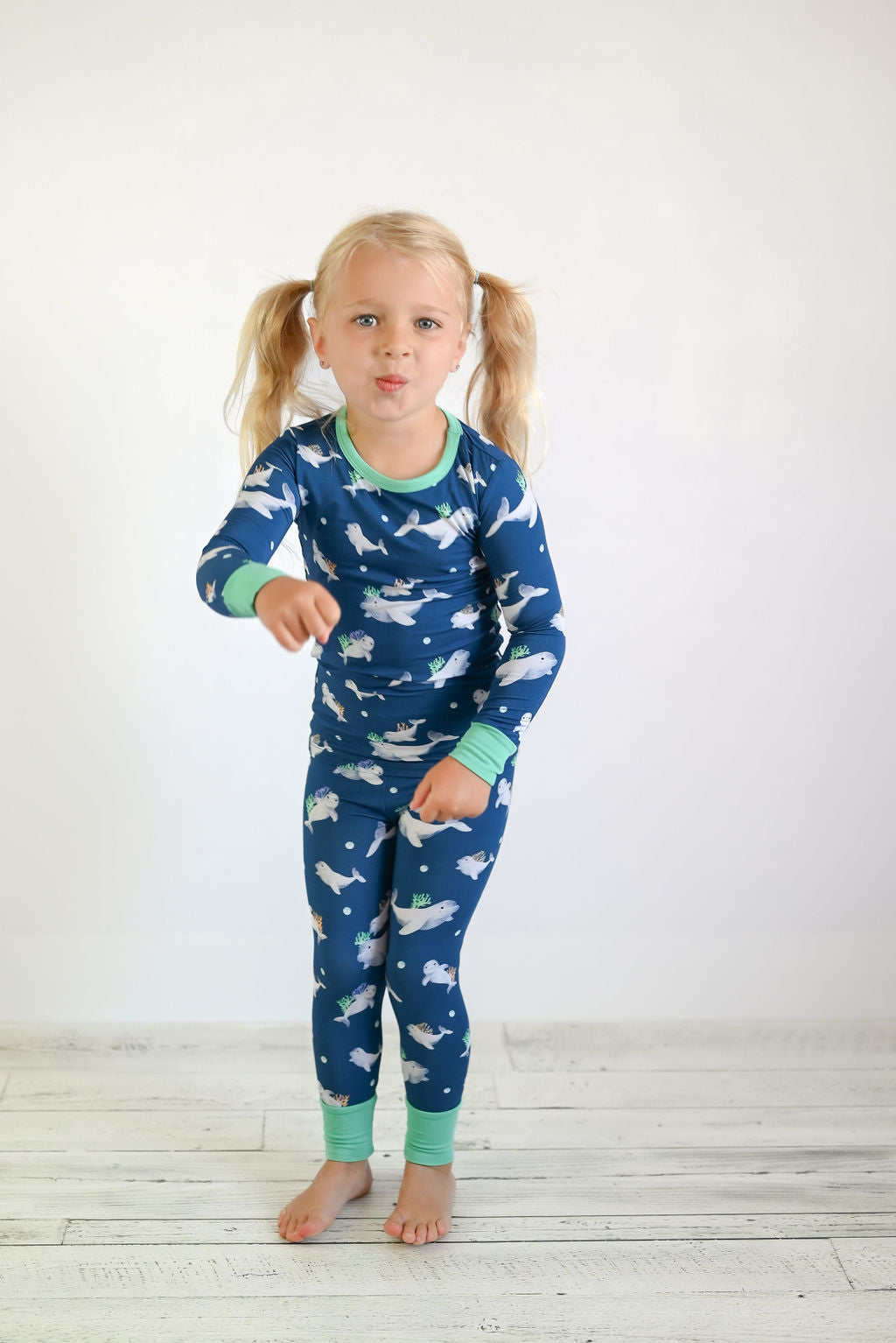 A-coral-ble Belugas 2-Piece Set